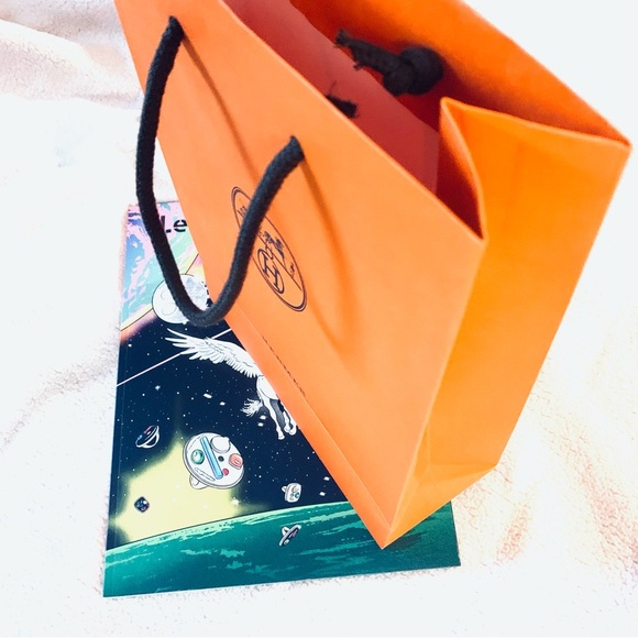 HERMES Gift Bag and Holiday 2023 Catalog - Picture 3 of 5